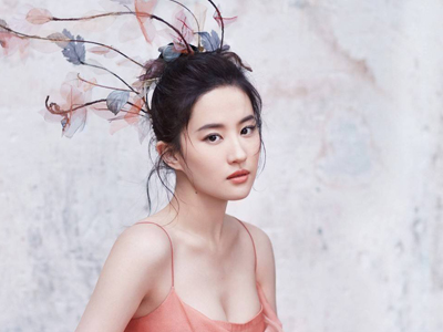 刘亦菲瑞士西装杀 网友评论其自攻自受这究竟是什么意思