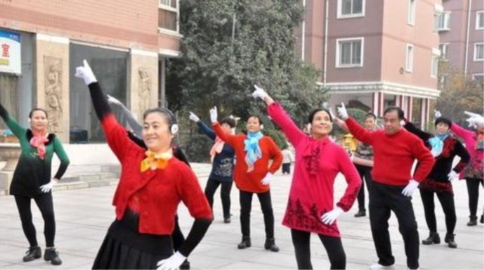 大妈戴耳机跳舞