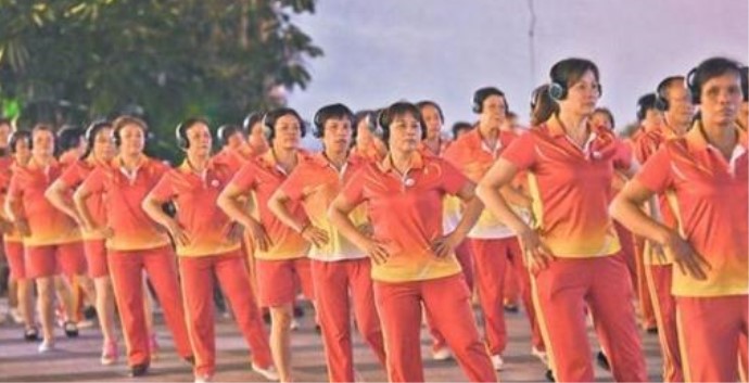 大妈静音式广场舞