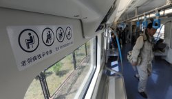 女孩让座慢遭大妈掌掴辱骂 遇到老人年轻人究竟该不该让座