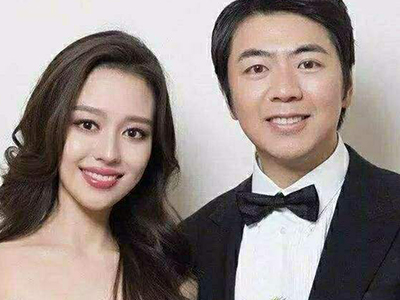 朗朗机场亲密挽手妻子 被diss上热搜后的求生举动网友称这次爱