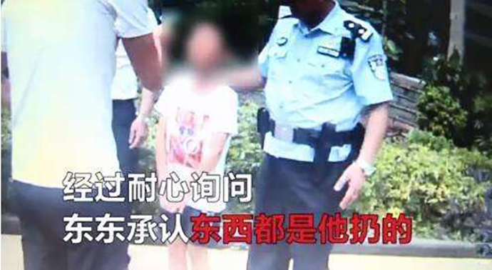重庆一小男孩高空抛剪刀