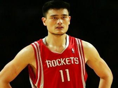 姚明在地铁竟然遭遇这种事  网友笑称太难为他了