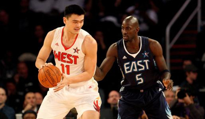 姚明在NBA赛场对位狼王加内特