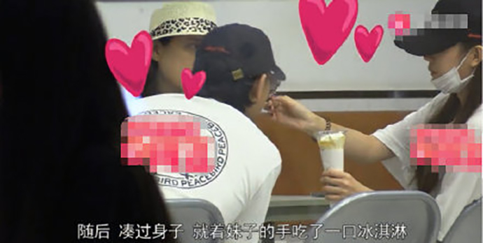 与一女子亲密共食甜品