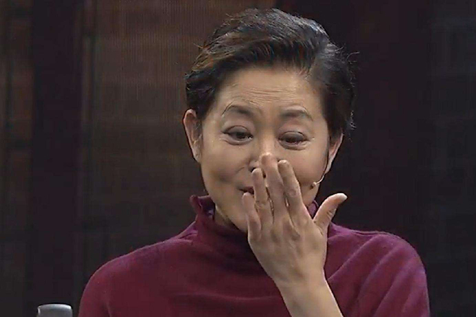 倪萍献飞吻尽显反差萌