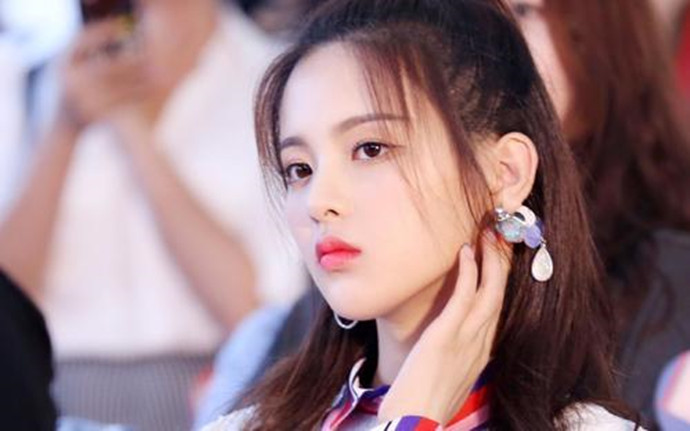 杨超越个人照