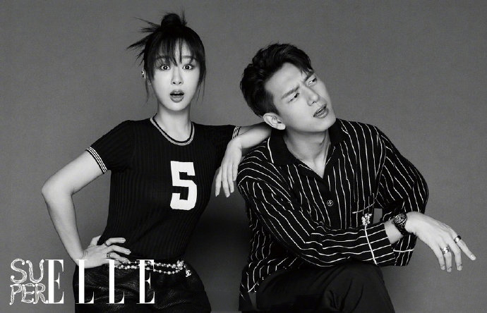 杨紫李现剧外拍杂志大片