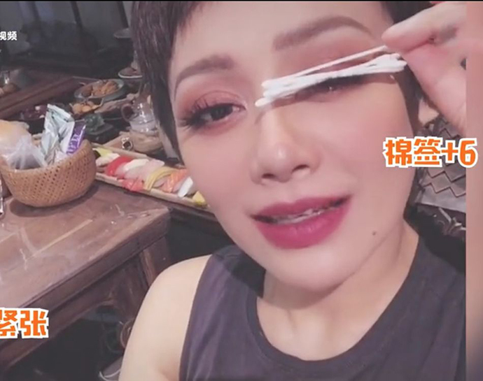 宁静挑战最长睫毛