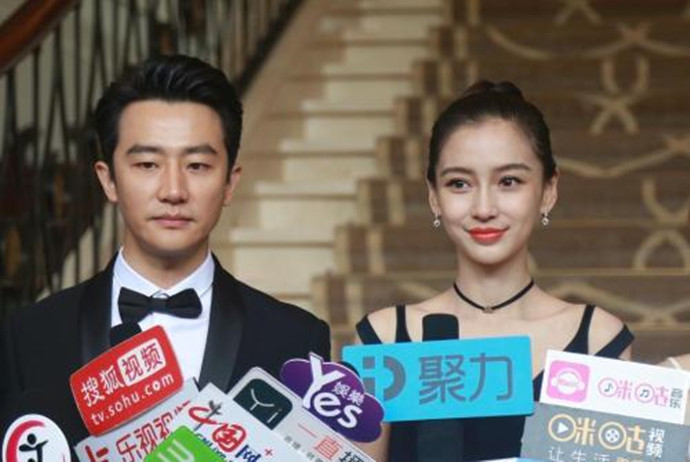 杨颖与黄轩接受采访照