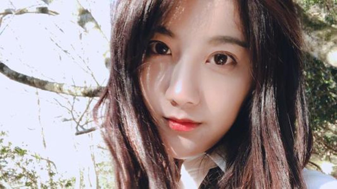李艺彤个人照