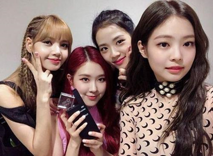 今年最火热的组合BLACKPINK