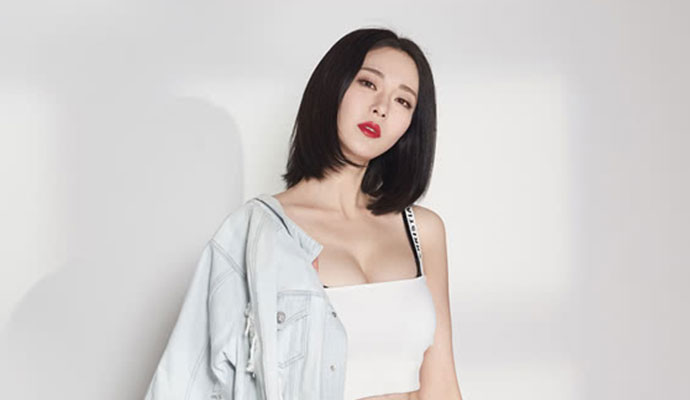 胡然撞脸邱淑贞