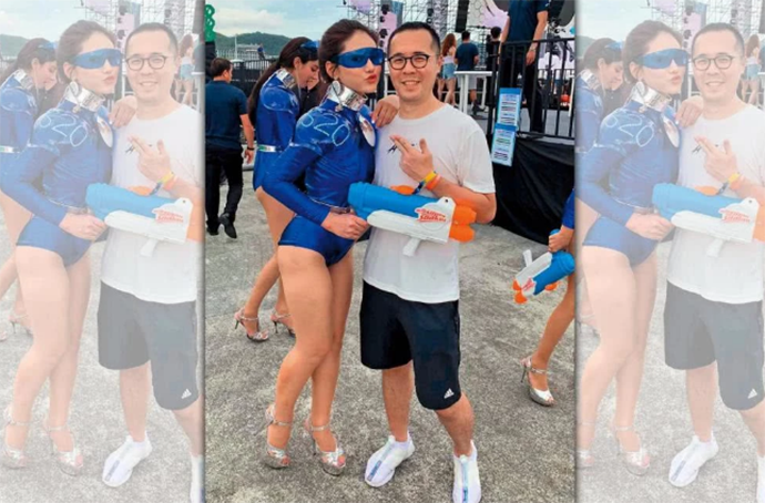 网曝赵元同曾紧搂辣妹合照