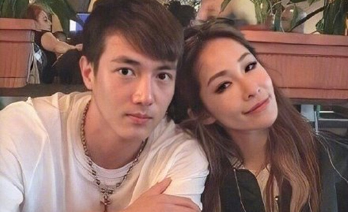 萧亚轩与新男友亲密照