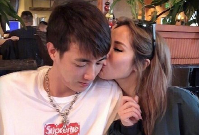 萧亚轩与新男友亲密照