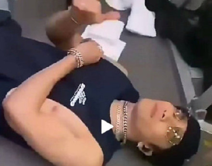 王嘉尔跌落舞台照