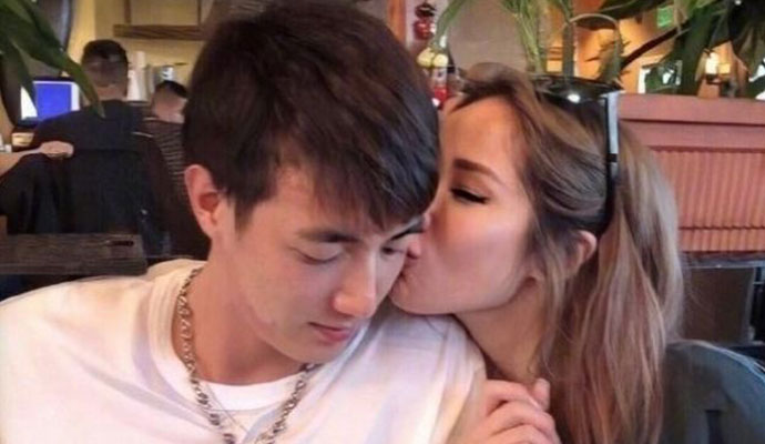 萧亚轩亲吻小男友
