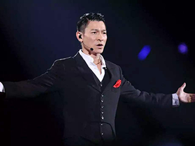 刘德华一家三口同框返港 与女儿穿亲子装刘德华老婆又是谁