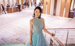 邱林《拿摩一等》亮相电影节 一袭长裙似仙女下凡