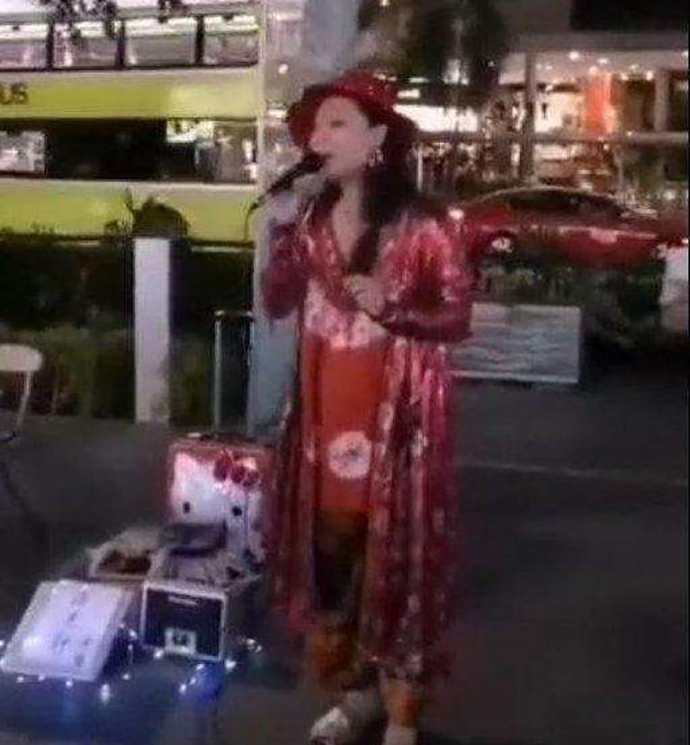网友偶遇许美静在街头演唱