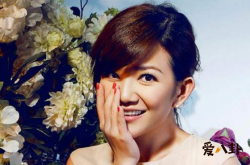 梁静茹被曝离婚现身 红裙现身状态好与蔡依林同台