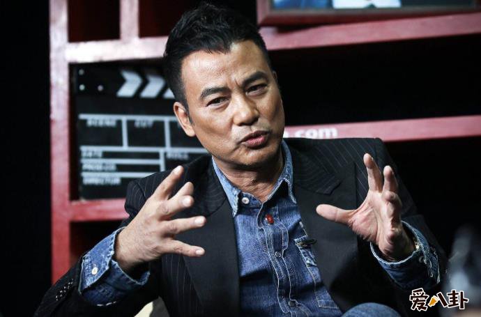 任达华绑绷带逛街被偶遇
