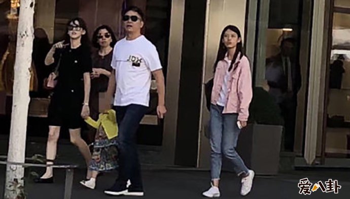 刘强东章泽天携女同游瑞士