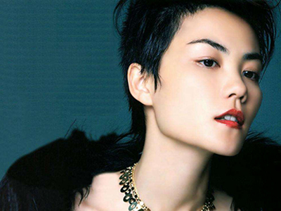 王菲现身机场无名指戒指抢眼 或已被谢霆锋求婚两人现状如何