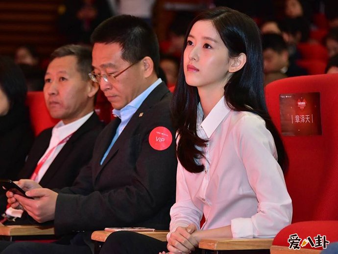 奶茶妹妹章泽天辟谣成绩差