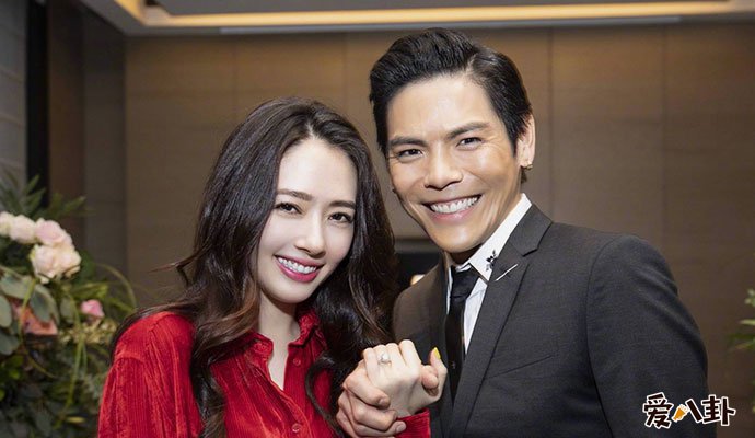 郭碧婷向佐订婚