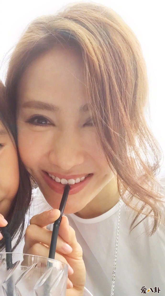 黎姿晒与女儿同饮果汁拒饮心灵鸡汤