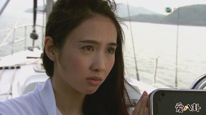 黎姿晒与女儿同饮果汁