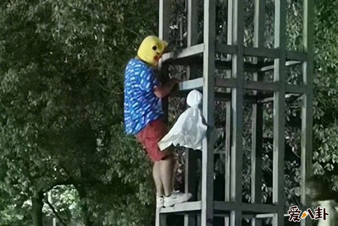 军训挂晴天娃娃的是哪个学校