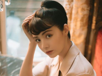 麦迪娜巴黎时装周 赫本风造型惊艳全场