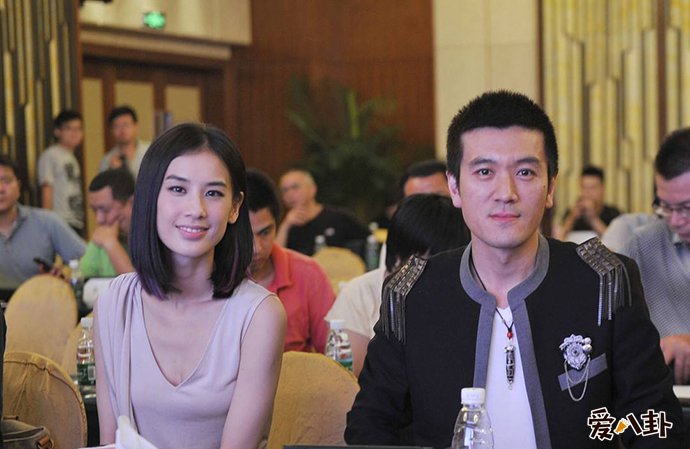 杨子疑携陶虹爬山