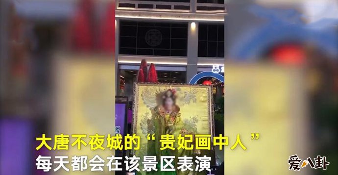女演员被老人强抱