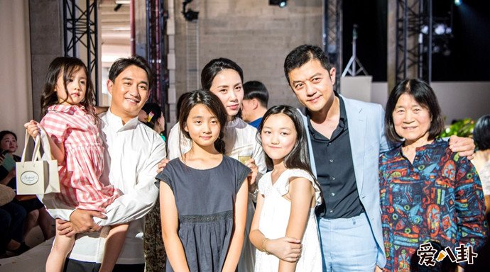 王菲李亚鹏李嫣与黄磊一家合照