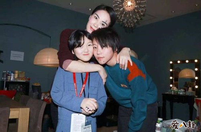 李嫣与妈妈王菲姐姐窦靖童亲密合照