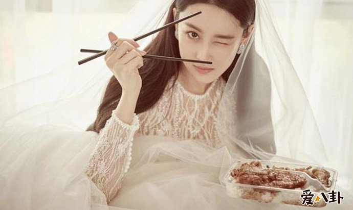 张馨予穿着婚纱蹲地上吃快餐