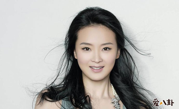 王艳老公比她大多少岁