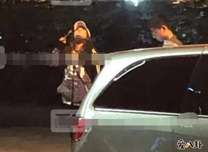 赵薇路上吃烤肠