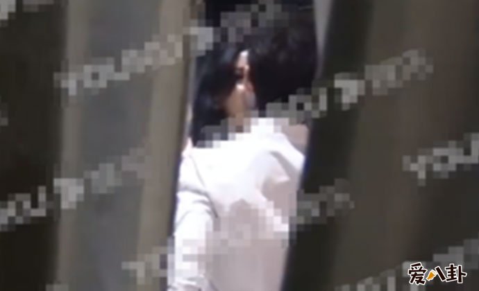 李治廷亲吻女友