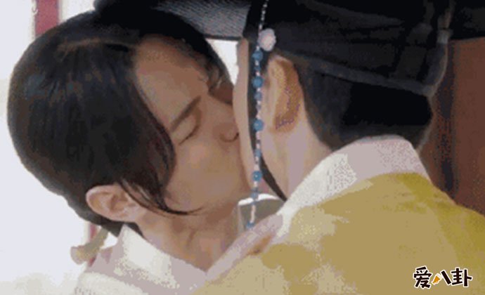 绿豆传男二被男主强吻