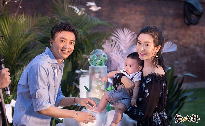 李晟张佳航一家三口合照