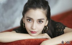 Baby回应网络质疑 与闺蜜笑谈黑料却让人心疼不已