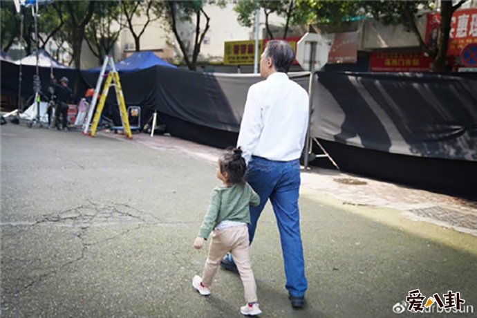“老”邓超与孩子的合照