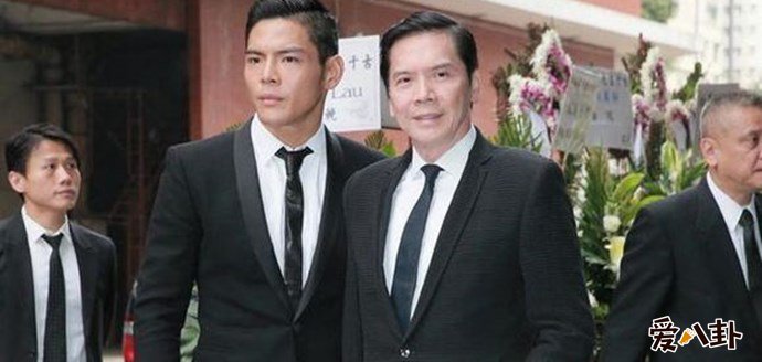 向华强与儿子向佐参加向华胜葬礼