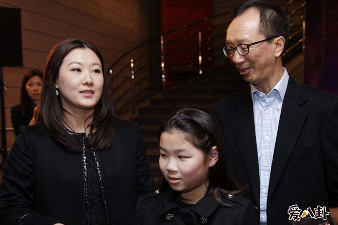 伏明霞夫妇与大女儿合照
