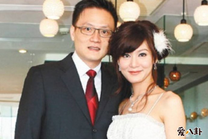邱琦雯与柯韦任结婚照